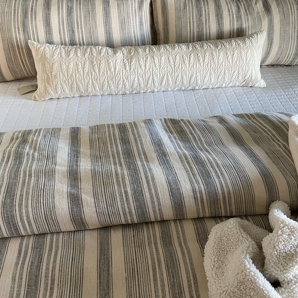 King Pottery Barn Duvet Cover and Shams - Picture 2 of 4